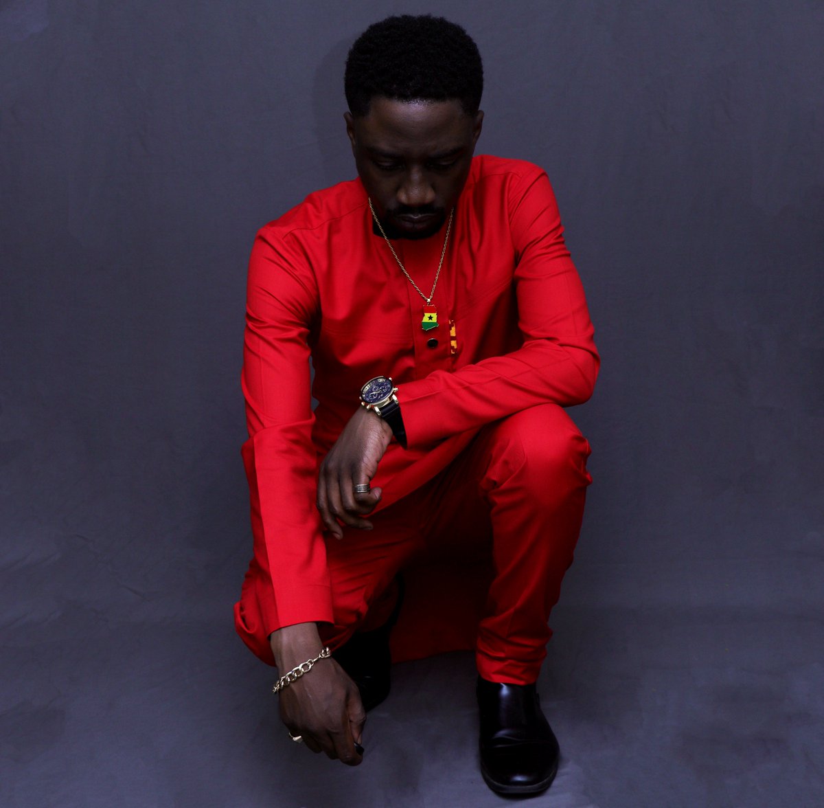 itsK1NGZ's tweet photo. THIS OUTFIT WAS MY BDAY GIFT FROM @ggbespoke.gh_ (IG) #GhanaFashion #GGBeSpoke @KINGxPRODCTIONZ #K1NGZ #KingProductionz https://t.co/j0zKFm1p3u