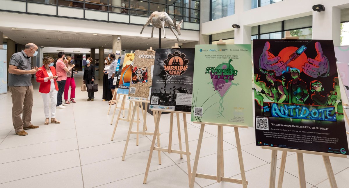 Doble alegria. Els #videojocs #PlanetaDebug han arribat a la #FCHS i hem tingut el luxe de presentar-los amb la companyia de la rectora <a href="/EvaAlconUJI/">Eva Alcón UJI</a> Moltes gràcies!
També agraïts al degà #AndreuCasero, la vicedegana <a href="/SusanaMiquelSeg/">Susana Miquel Segarra</a>...
#CanviClimàtic #Art
uji.es/com/investigac…