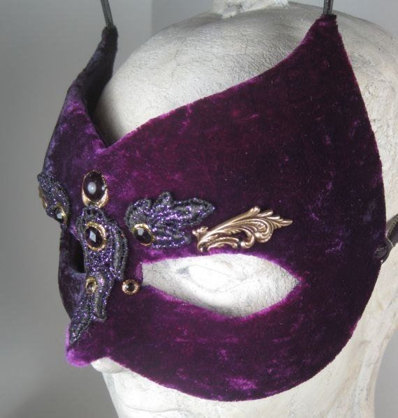 At the party, LXC wear a quite simple white masquerade mask. While NMJ trying to bring a drink, he leave LXC with NHS who talk to a man with a purple mask. It's interesting because the mask makes LXC wonder how his cheeksbone looks like because his eyes