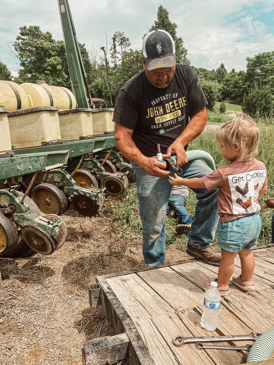 ShauneeCyrus's tweet photo. I loved learning all I could from my dad growing up, I love watching him teach his granddaughter even more💚💛 #familyfarming #keepingupthetradition https://t.co/6DEba8g9iL