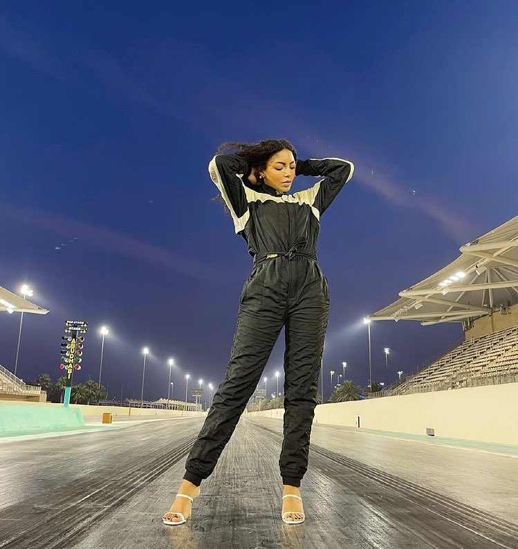 AnyGUpdate's tweet photo. Vrum vrum 

Any Gabrielly pilota chegando no seu carrinho pra ganhar o prêmio de Crush do ano! 

RT = VOTO 

 #AnyGabrielly #Crush #SECAwards. https://t.co/2iiXwl9rc4