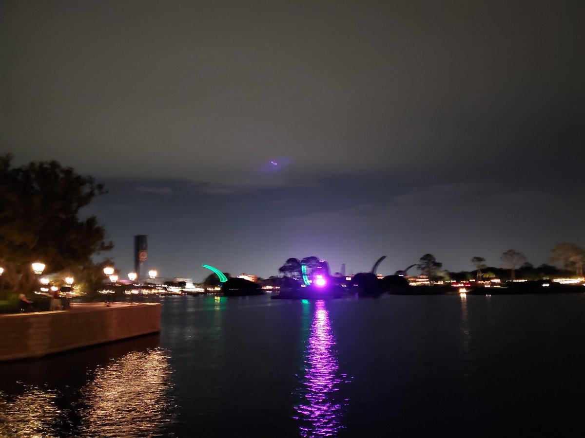 4d696b6543's tweet photo. @TomAmityCorless Harmonious barge arms lit up tonight. https://t.co/CK6i5f8tbS