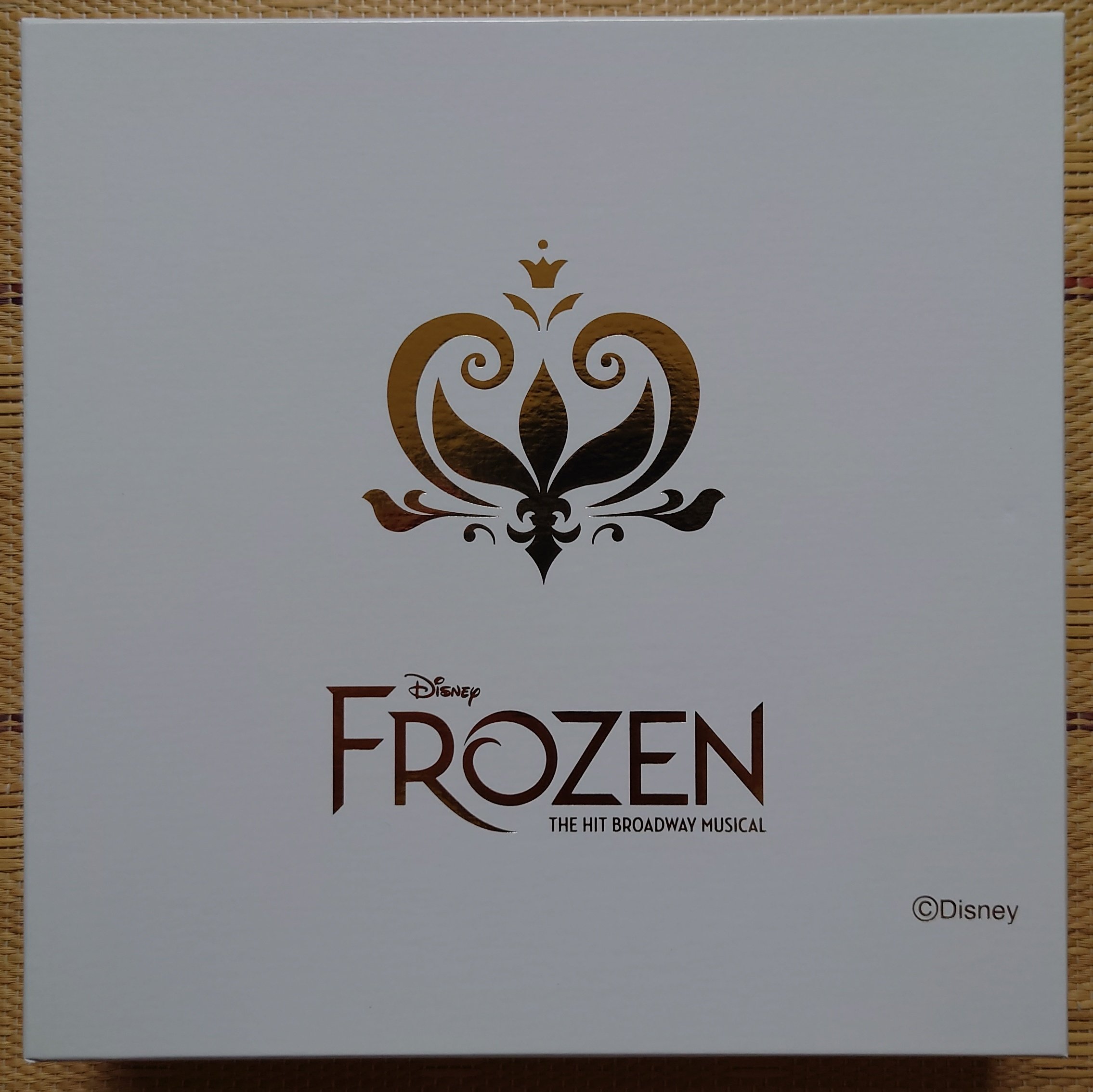 ひたちフローズン アナと雪の女王 開幕記念プレート 手始めにこれだけ買ってみました 我が家の劇団四季アナ雪 略称色々あって迷い中 グッズ第一号です 昨日注文して今日届くって お仕事早すぎディノスさん T Co Oqerrvbetc