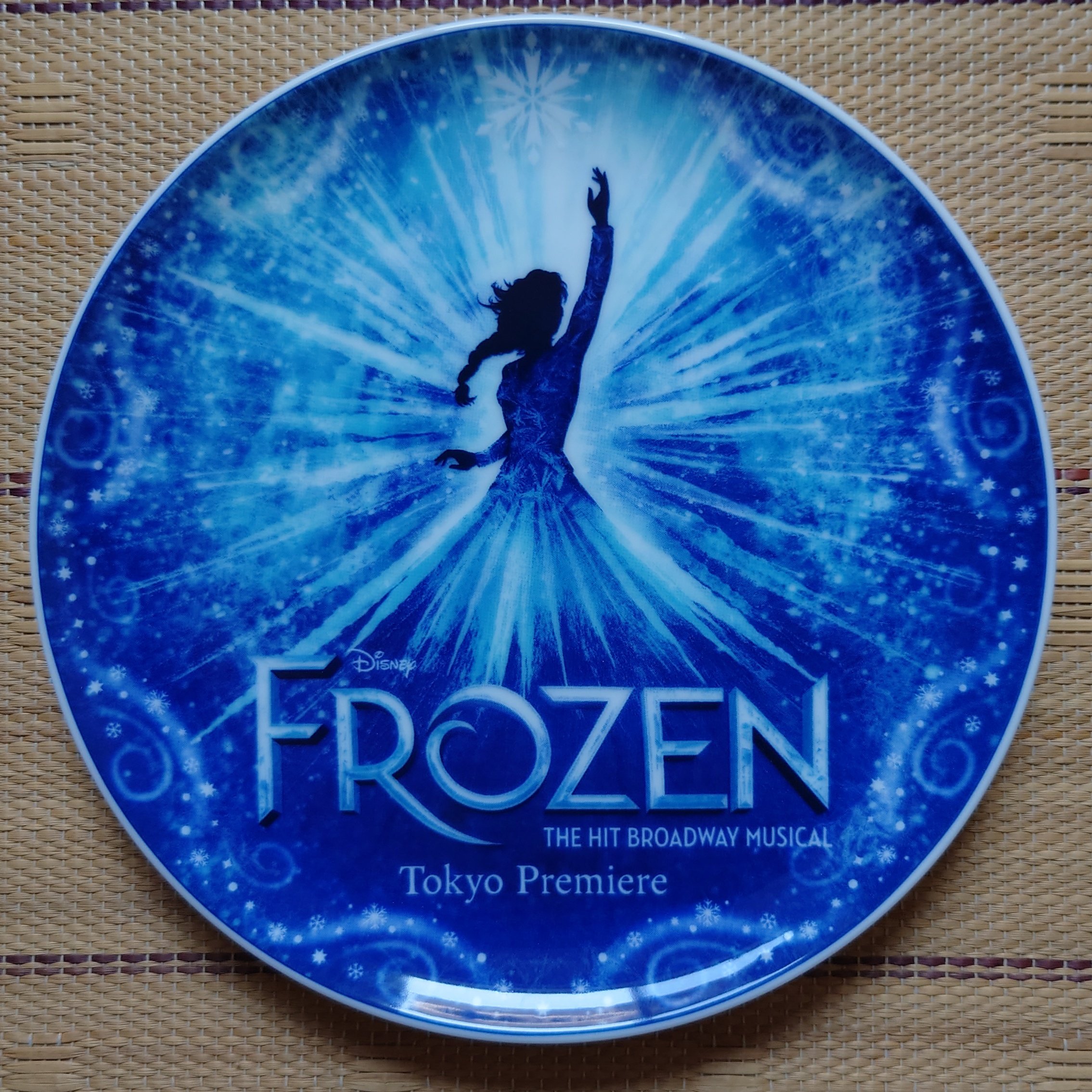ひたちフローズン アナと雪の女王 開幕記念プレート 手始めにこれだけ買ってみました 我が家の劇団四季アナ雪 略称色々あって迷い中 グッズ第一号です 昨日注文して今日届くって お仕事早すぎディノスさん T Co Oqerrvbetc