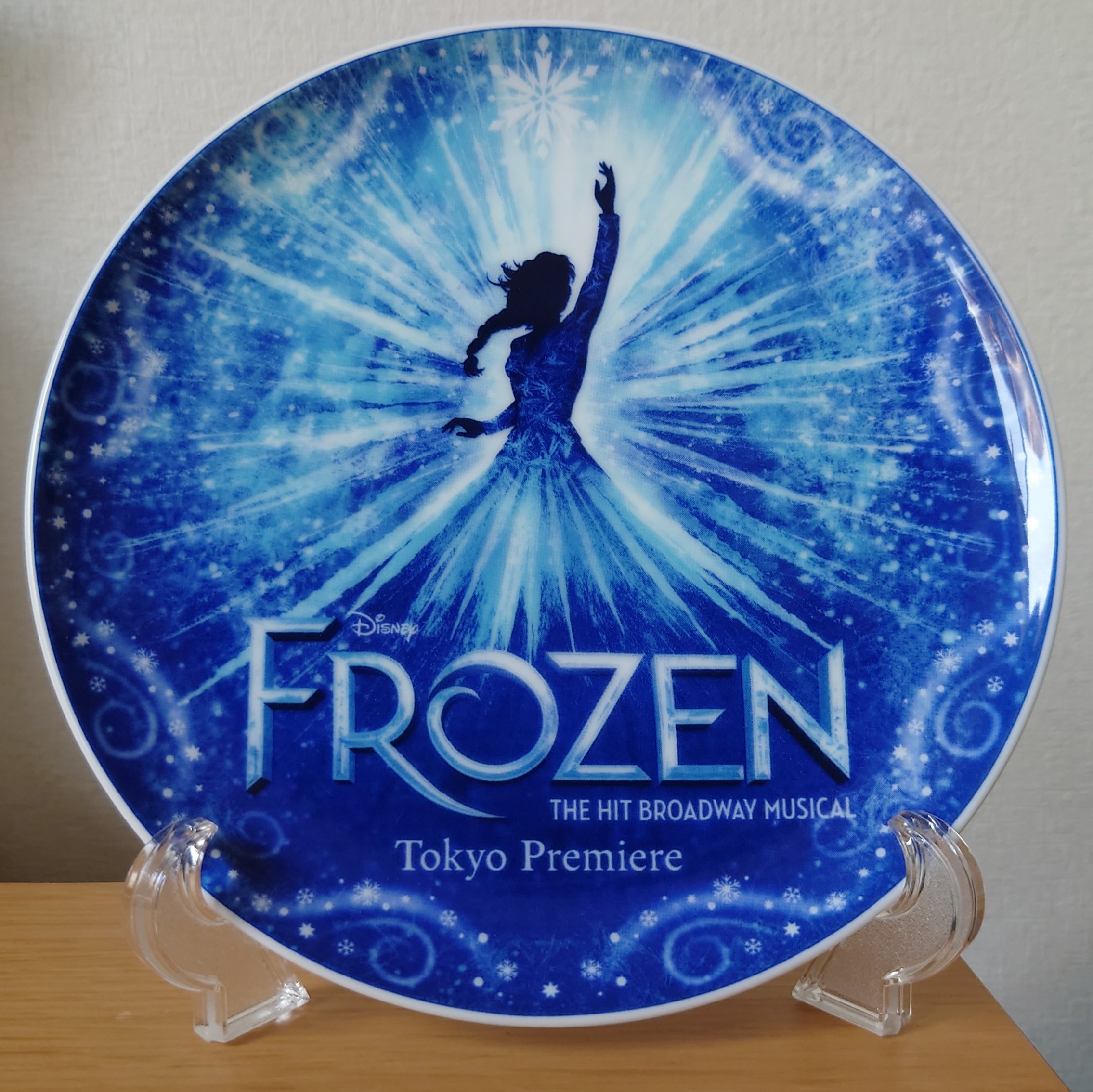 ひたちフローズン アナと雪の女王 開幕記念プレート 手始めにこれだけ買ってみました 我が家の劇団四季アナ雪 略称色々あって迷い中 グッズ第一号です 昨日注文して今日届くって お仕事早すぎディノスさん T Co Oqerrvbetc