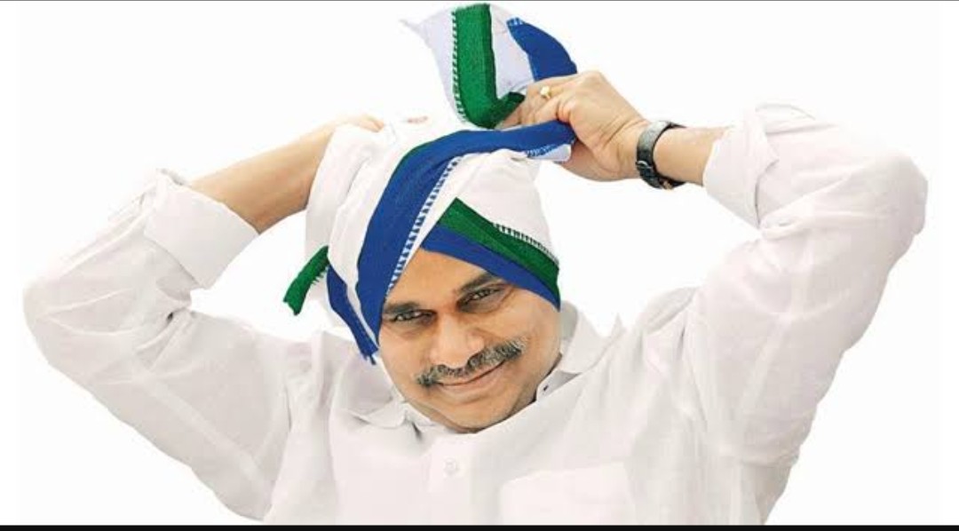 BolisettiJ's tweet photo. ప్రచారపిచ్చి పీక్స్..

కరోనా మందు బాటిల్ పైన చెవిరెడ్డి రెడ్డి గారి, జగన్ రెడ్డి రెడ్డి గారి బొమ్మలే కాకుండా జగన్ రెడ్డి అయ్య కాంగ్రెస్ వైఎస్సార్ రెడ్డి గారి బొమ్మకూడానా!

చనిపోయిన నేత చేతే "వైసీపీ" తలపాగా చుట్టించిన ఘనత #వైసీపీ కే దక్కుతుంది..

#అనందయ్య
#JSPTakeOnJaganFailures https://t.co/enlKKIu3il