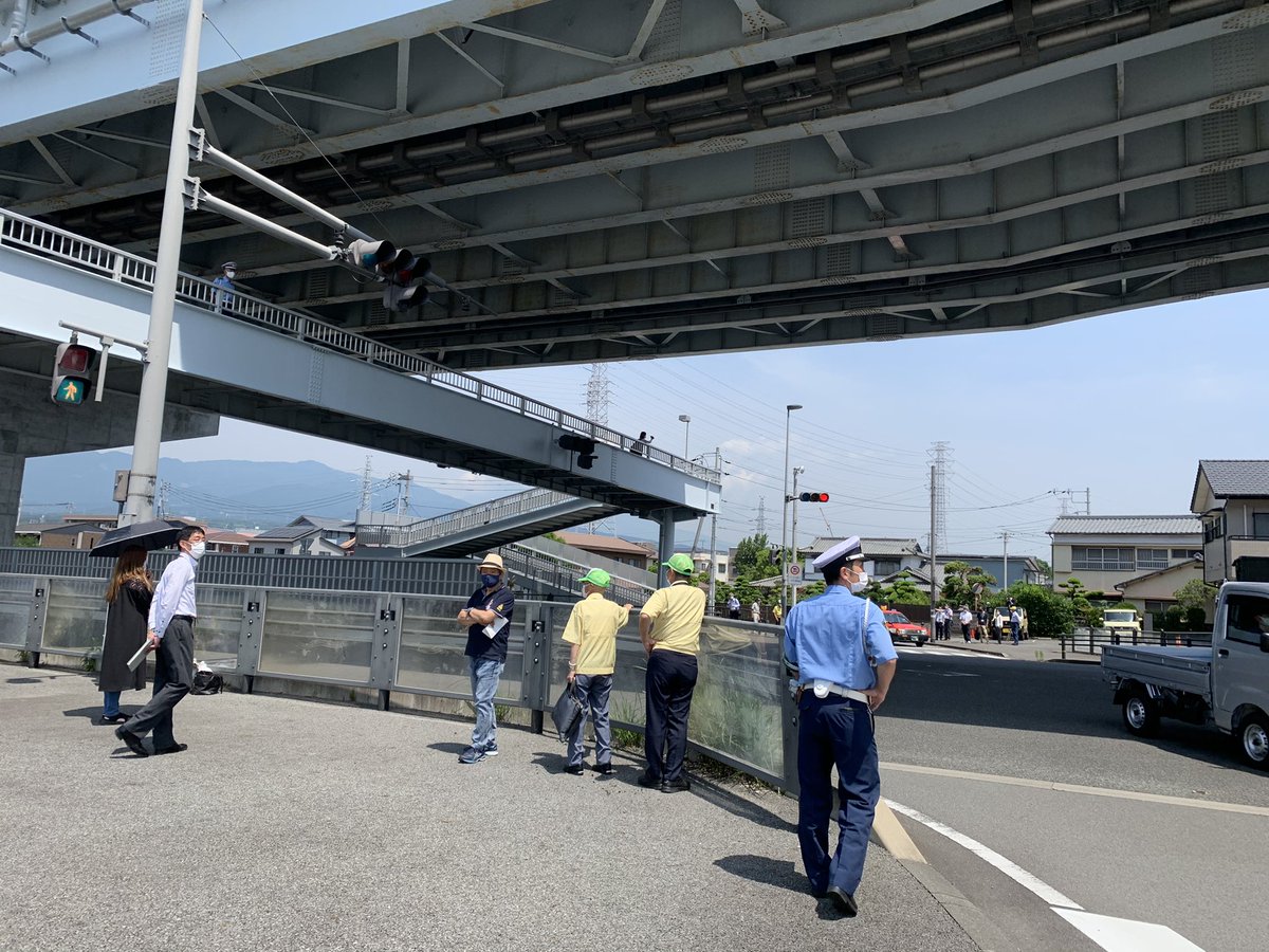 anly318's tweet photo. 今日は三島警察、県警本部の交通課の方、交通安全協会や三島市役所の方々などにお集まりいただき、現場診断を行いました。死亡事故はもちろん、交通事故が二度と起きることのないように対策を取っていきたいと思います。 https://t.co/WjwEBdXYVa