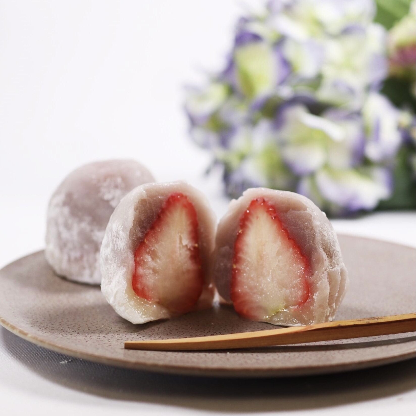 伊勢丹グルメ Isetan 今年もやってきました 鈴懸 の苺大福 今しか味わえない 暑いこの時期に旬を迎える北海道産の苺 夏瑞 なつみずき を使って なつみずきの苺大福 として ご紹介中です 本館地下1階 甘の味 鈴懸 季節限定品 7月