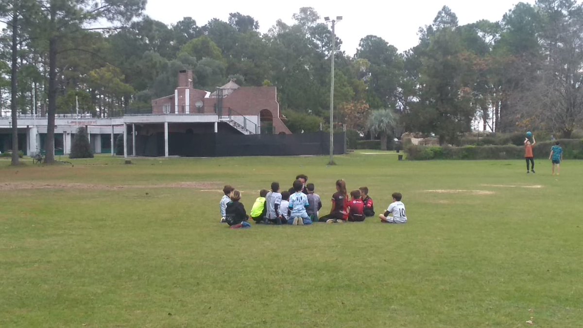 movil_kike's tweet photo. 🔴⚫#Colon La historia detrás de las imágenes de Eduardo Domínguez con las niñas y niños del barrio donde vive. Los pequeños fueron ayer a pedirle que los "entrene". El DT campeón los citó hoy a las 16:30 en la cancha y les cumplió el deseo @Cadena3Com https://t.co/wA3Sl926kD