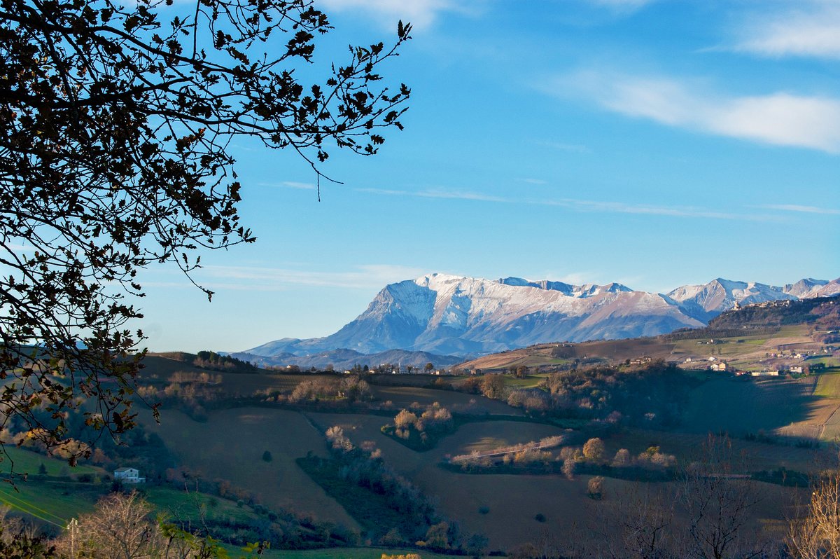 Girosole's tweet photo. #MonteVettore powdered with snow in the #Sibillini mountain range of central #Italy, between the regions of #Umbria and #LeMarche: https://t.co/6FzCwNLzfb
