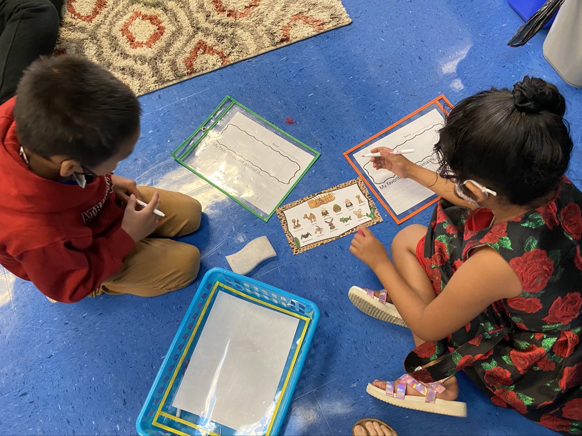 SummerCampSPS's tweet photo. In 1st grade ELA, students were working with word walls to create sentences! https://t.co/nGoq6WwY0K