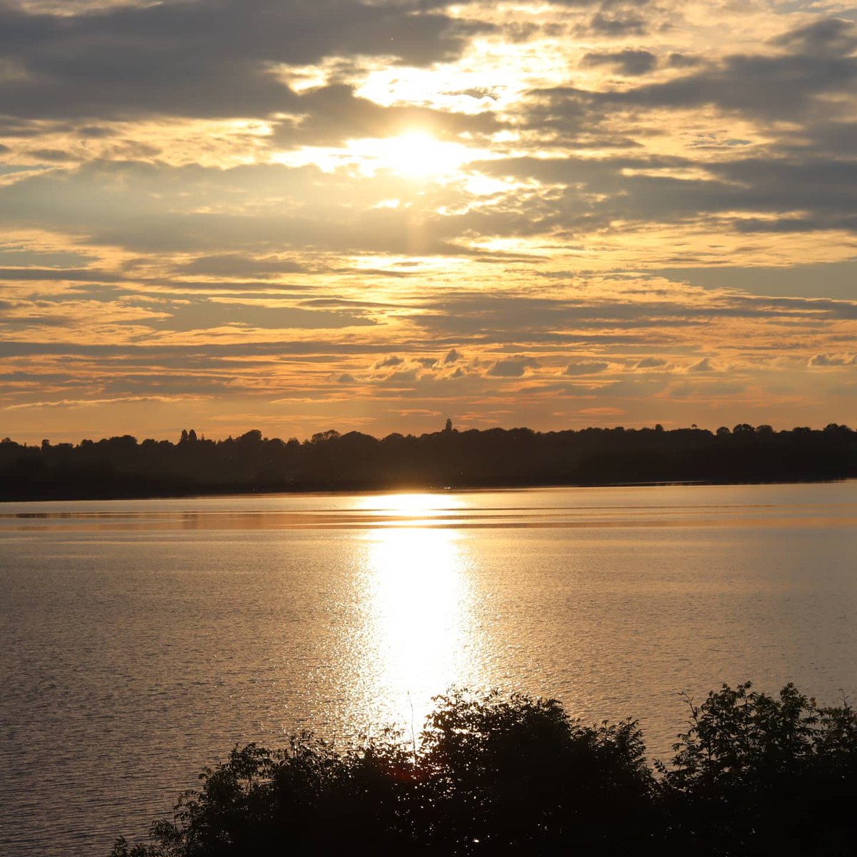 JackOsbFootball's tweet photo. No Filter Needed 📸
@STWDraycote📍
#canon #canonphotography #photography #scenery #draycotewater #sunset #sunsetphotography #canoneos250d #views https://t.co/FQdbWiXxBH