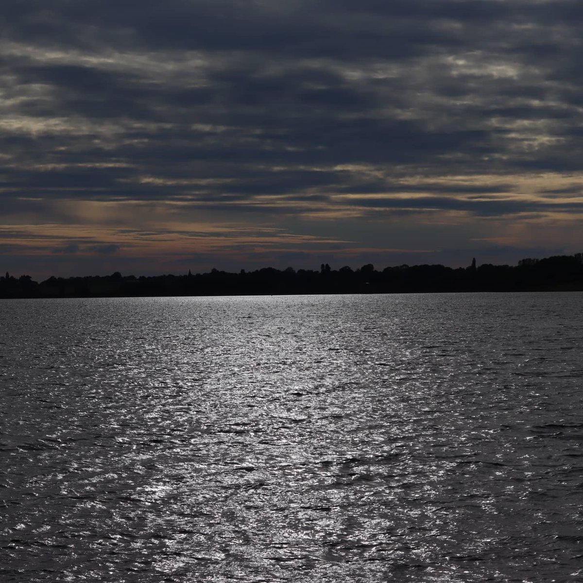 JackOsbFootball's tweet photo. No Filter Needed 📸
@STWDraycote📍
#canon #canonphotography #photography #scenery #draycotewater #sunset #sunsetphotography #canoneos250d #views https://t.co/FQdbWiXxBH