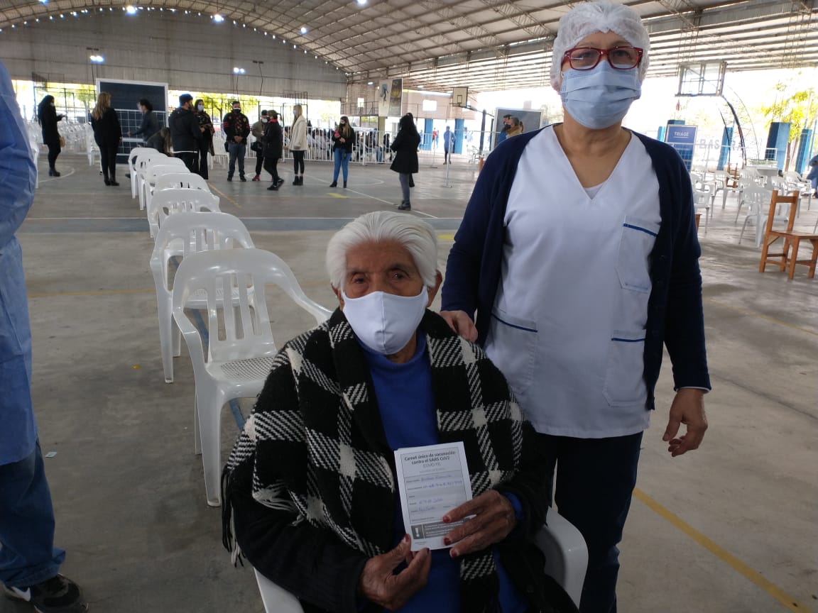 💉 Vacunaron contra el coronavirus a una mujer de 108 años en Tucumán bit.ly/2TPuLxl

Rosaura Busto, que tiene siete hijos y 50 nietos y bisnietos, recibió la primera dosis de la vacuna Sputnik V (<a href="/sputnikvaccine/">Sputnik V</a>)