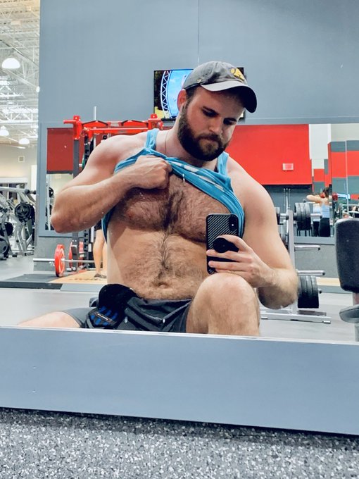 POV: I catch you staring at me in the gym so I give you a little peek 😜 https://t.co/xYLeiHIozo