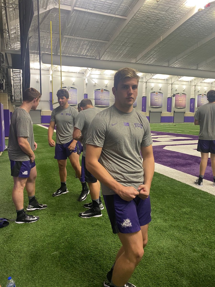 DeakinsJoni's tweet photo. TCU Football 🏈 So proud of you Henry! This is only the beginning! #GoFrogs ⁦@thehenrydeakins⁩ ⁦@TCUFootball⁩ https://t.co/QV5HUzU7UF