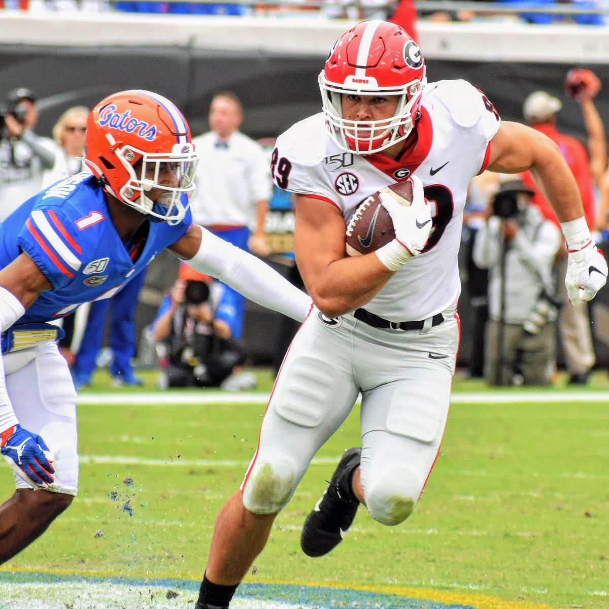 960theref's tweet photo. Charlie Woerner, good at blocking. O yeah, also catching footballs.
#godawgs #89MoreDays https://t.co/E8tav94lyq