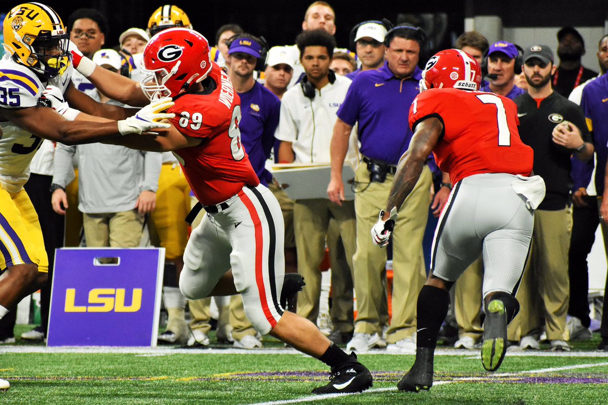 960theref's tweet photo. Charlie Woerner, good at blocking. O yeah, also catching footballs.
#godawgs #89MoreDays https://t.co/E8tav94lyq