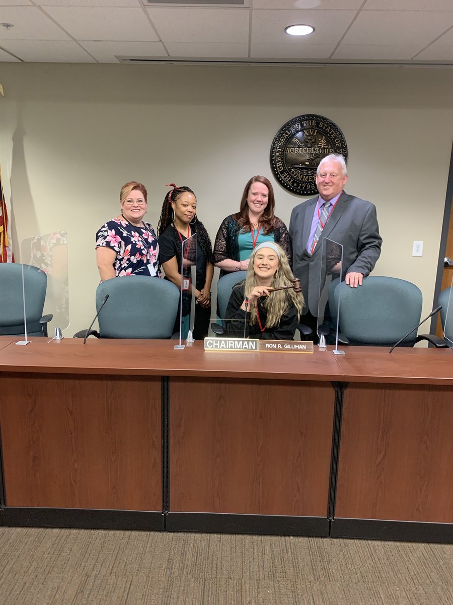 KelliStumbo33's tweet photo. @TCATKnoxville Cosmetology students witness TN Board of Cosmetology and Barbering Examiners in action at today’s meeting. #TCATproud #TCATtrained @CollegeSystemTN https://t.co/G67EFAJ7pR
