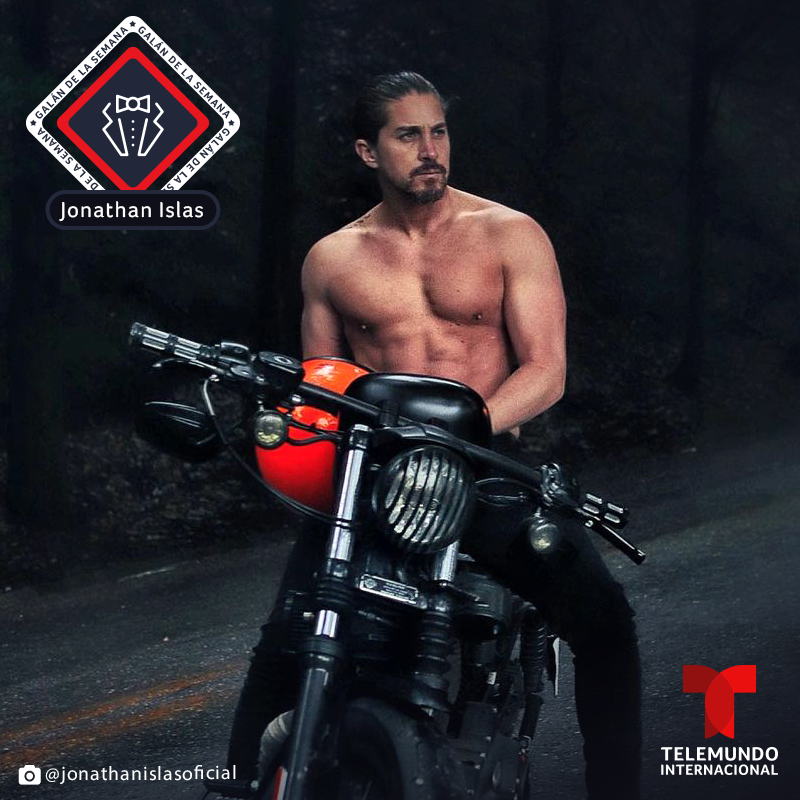 TelemundoIntl's tweet photo. ¿Quién se apunta para dar una vuelta en moto con @JonathanIslas? 😏🔥 No te pierdas a este galán de lunes a viernes en #FlorSalvaje. #MartesDeGalanes https://t.co/BIIMk6Jns7