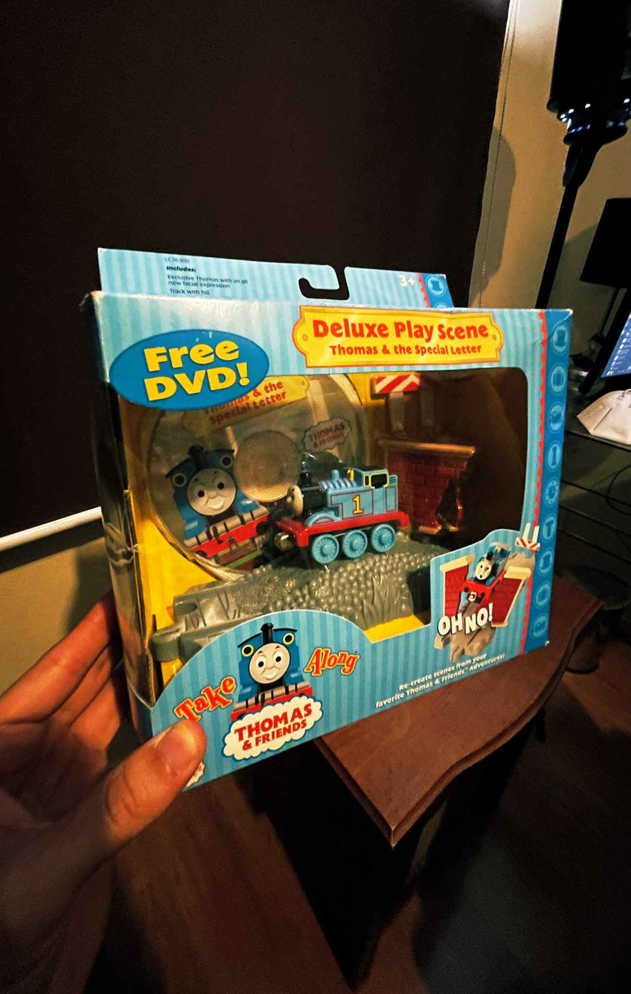 surprise-face-thomas-train-special-letter-take-along-deluxe-play-scene