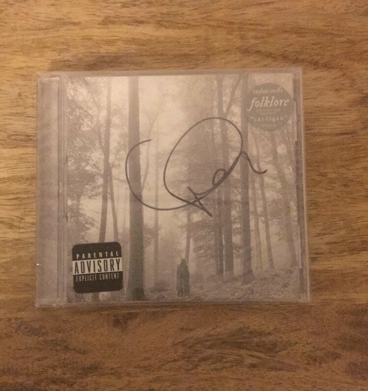 kaynjackTV's tweet image. SIGNED FOLKLORE CD GIVEAWAY 
Only (3) requirements: must be following me, must retweet, AND reply in the comments with your favorite T. Swift lyrics.

One winner will be selected on June 21st — to be announced and contacted a week later.

US only - because of shipping costs 😭💔