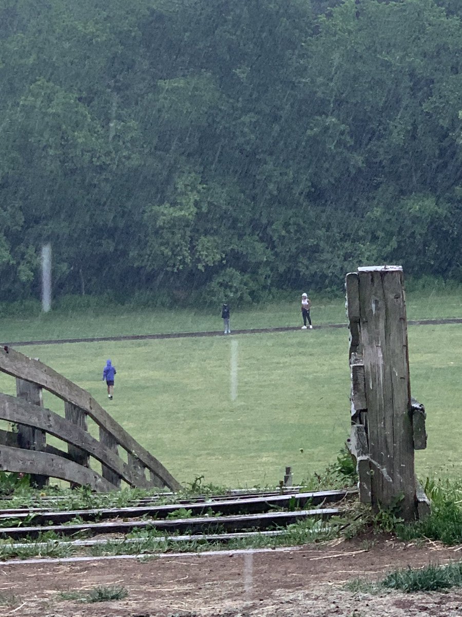 sh3gothandles's tweet photo. Running hills in the rain with my big sisters @AiiIhoop @_iam_slimmm @12Chloecraft 💪🏾🏆🤗 https://t.co/iJSQF01usQ