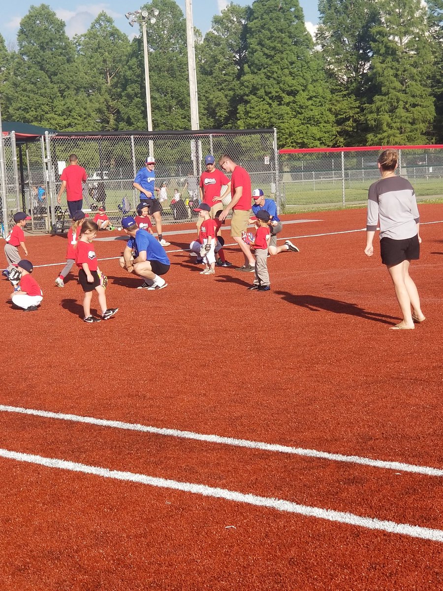 OboroRiverDawgs's tweet photo. Dawgs having fun getting in some coaching. https://t.co/2203fAjiUB