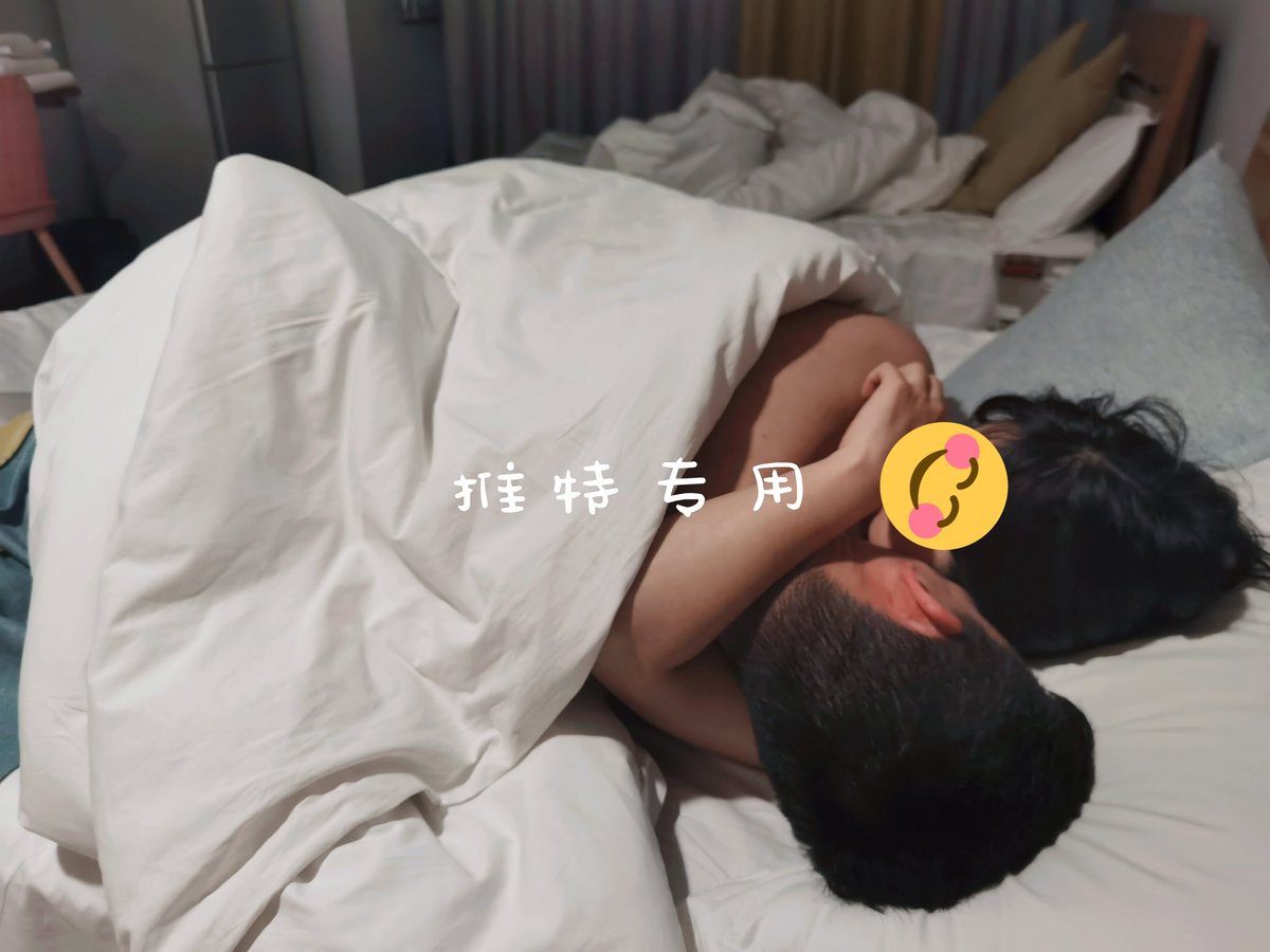024fq_dnql's tweet photo. 老婆上来就被单男推倒���在身下，看着她跟单忘我的缠绵激吻。感觉完全忘记了我的存在。醋意由生
更让我吃醋的是单竟然没带套就用鸡巴蹭我老婆逼。她被弄的已经意乱情迷无力反抗，没有了理智只剩下情意绵绵。瞬间感觉我才像那个单她俩像两口子可更让我大发醋意的还在后面！（未完…） https://t.co/e6Nx28ZPWE
