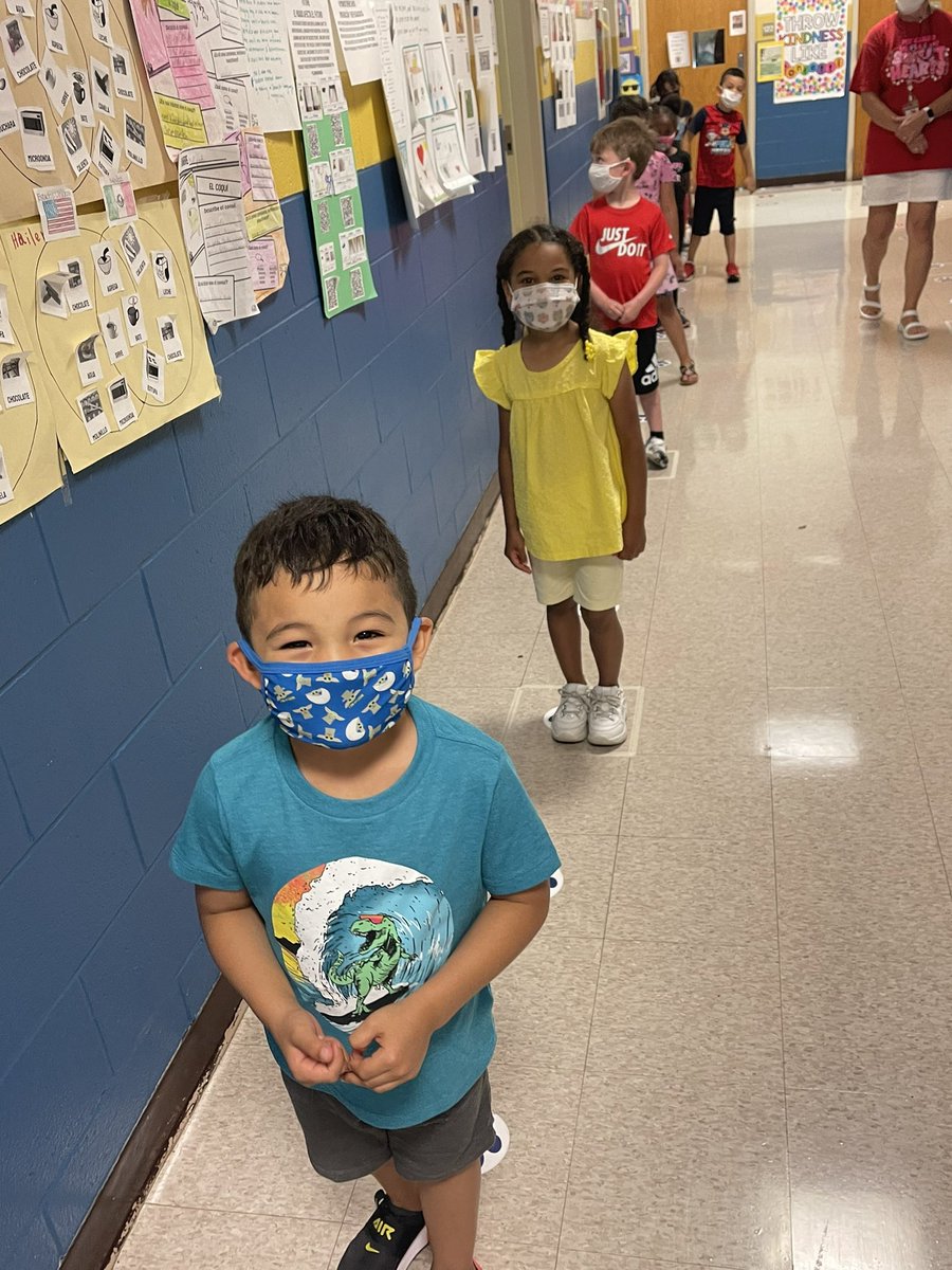 KWright_17's tweet photo. Spirit week day 1: wear your favorite color @FoxRoadES !! 💓💜💙💚💛🤍🖤❤️ #smilingbehindthemask https://t.co/6dCcNytVzD