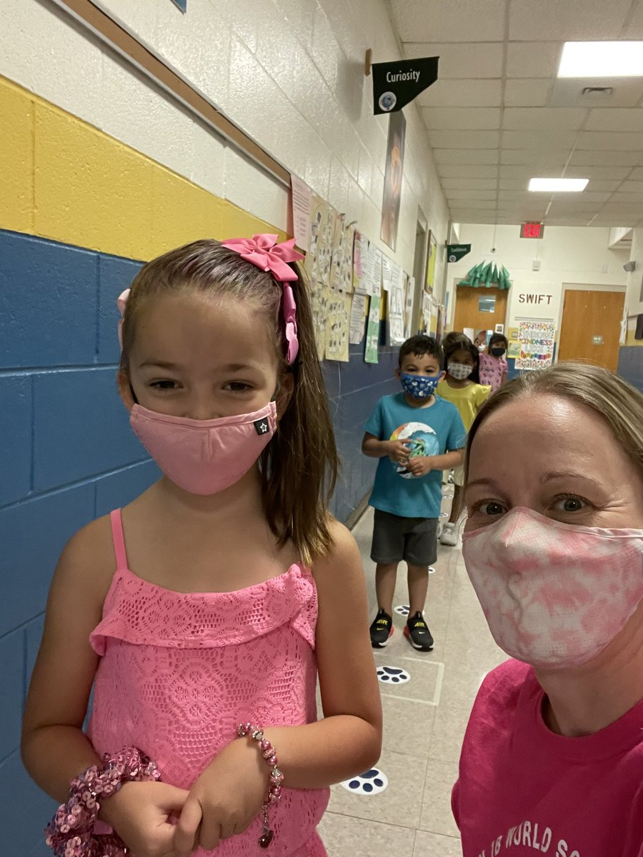 KWright_17's tweet photo. Spirit week day 1: wear your favorite color @FoxRoadES !! 💓💜💙💚💛🤍🖤❤️ #smilingbehindthemask https://t.co/6dCcNytVzD
