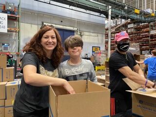 3GrainsMissions's tweet photo. This weekend our team of volunteers joined forces with @KeHEUS Distributors and Children's Hunger Fund to package 1,500 boxes of food all of which are being distributed to families in need.  

A BIG thank you goes to over 100 volunteers who came together to make it happen 💚 https://t.co/GgiAlt1wSZ