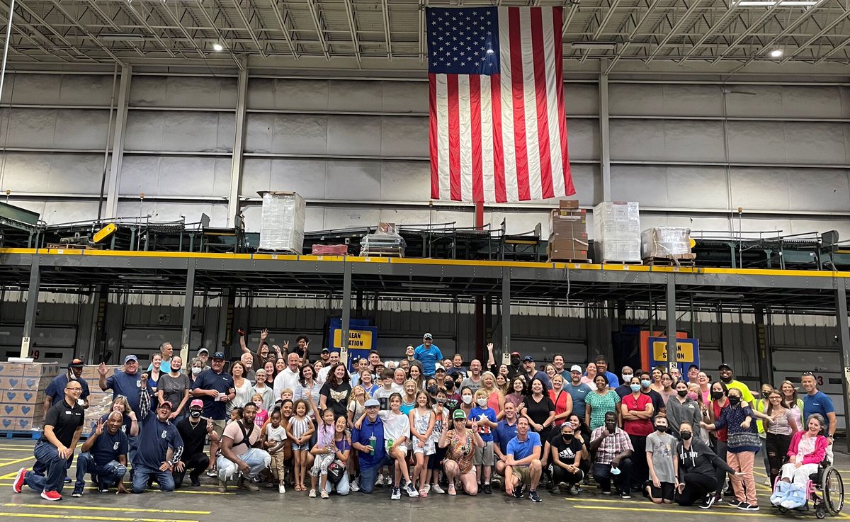 3GrainsMissions's tweet photo. This weekend our team of volunteers joined forces with @KeHEUS Distributors and Children's Hunger Fund to package 1,500 boxes of food all of which are being distributed to families in need.  

A BIG thank you goes to over 100 volunteers who came together to make it happen 💚 https://t.co/GgiAlt1wSZ