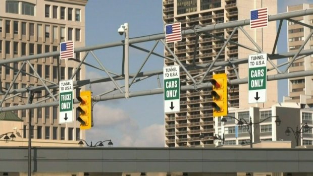 Residents on both sides of the border are calling on governments to allow fully vaccinated people to travel freely.​ ctvnews.ca/video?clipId=2…