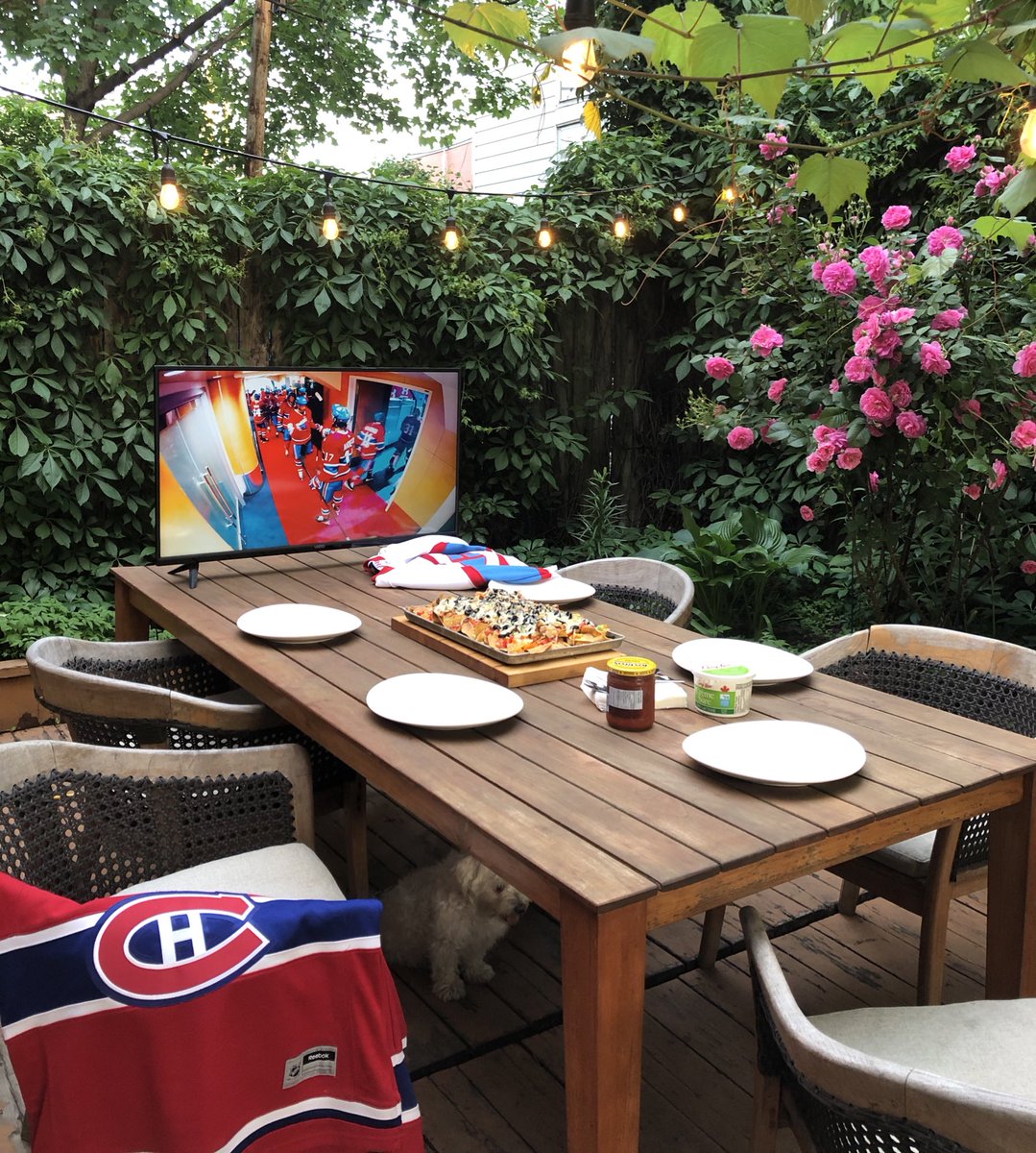 wagnerjulie's tweet photo. Hockey night in Montreal! #Terrasse #GoHabsGo #Natchos #PtitParty https://t.co/g1UiFvTU2E