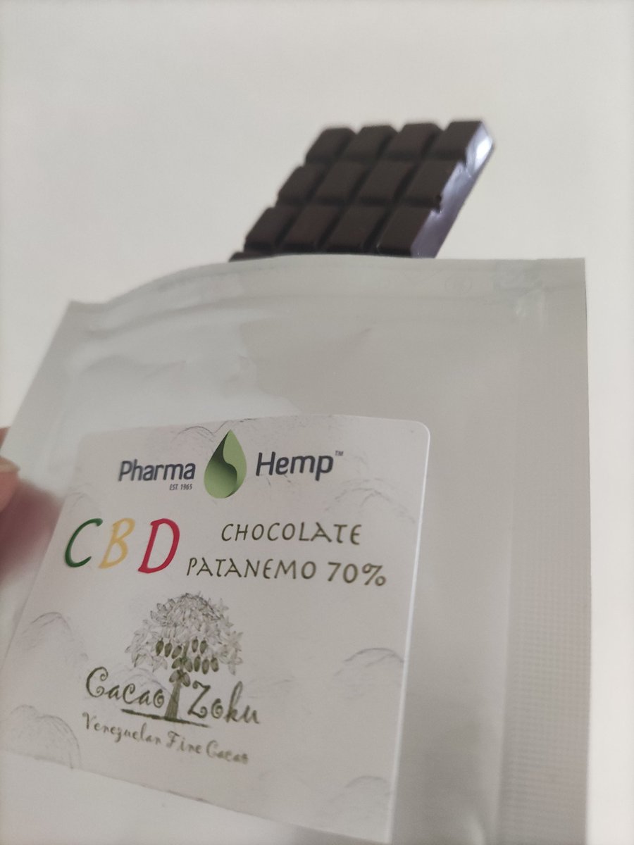 今日はちょっとリッチに😆

Pharma Hemp✖Cacao Zokuのコラボチョコ。

12gのチョコで1400円以上するけど、カカオの風味が強く美味しい！

#CBD
#CBDグミ
#CBDリキッド
#CBDオイル
#CBDコスメ
#CBDチョコ
#baseec
#baseecで販売中
#GreenHempLife