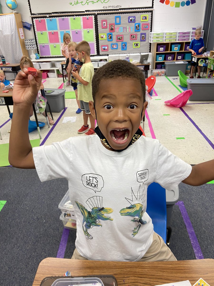 msflanary's tweet photo. Cc is for Candy! #BackwardsBootcamp @Hersheys @Airheads @Starburst @Skittles @kindersmorgie #HappyClassrooms #kindergarten @MVESEagles https://t.co/MKYXNcfUhR