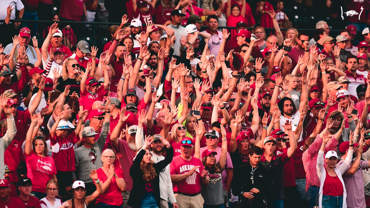 RazorbackBSB's tweet photo. Baum-Walker = BOUNCIN' ⚡ https://t.co/4u74NPRFA5