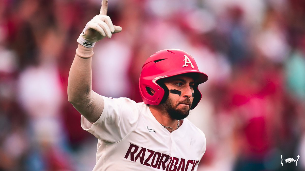 RazorbackBSB's tweet photo. 🗣️ HERE COME THE HOGS! https://t.co/8OfBIjFPLA