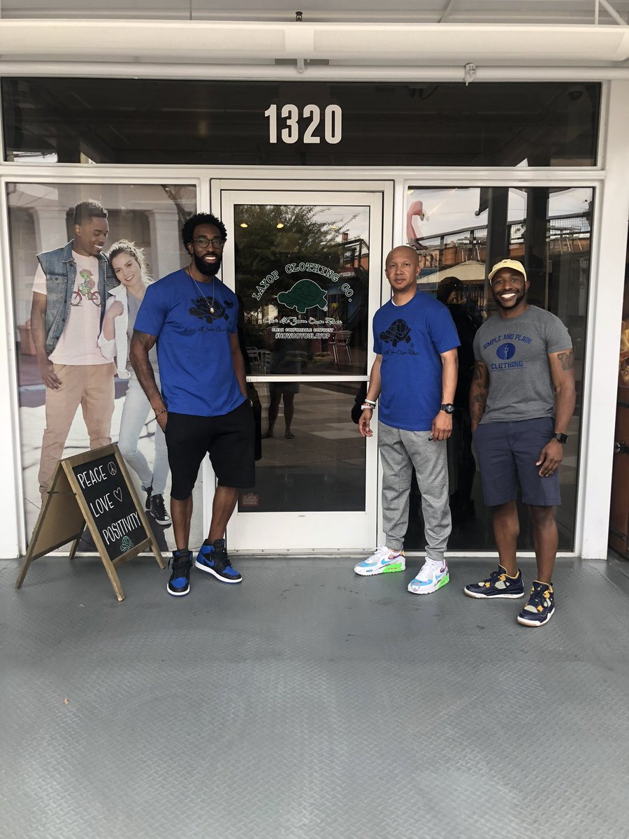 ToddShelton3033's tweet photo. Stopped by my favorite store in Vegas @layop clothing and ran into the owners Dre & Dre. Nice Business to support (nice way of saying Iโm addicted). โน๐ฝโโ๏ธ๐ข๐๐๐ฆ #Vegas #Layop #birthday https://t.co/JCnDh5ceYm