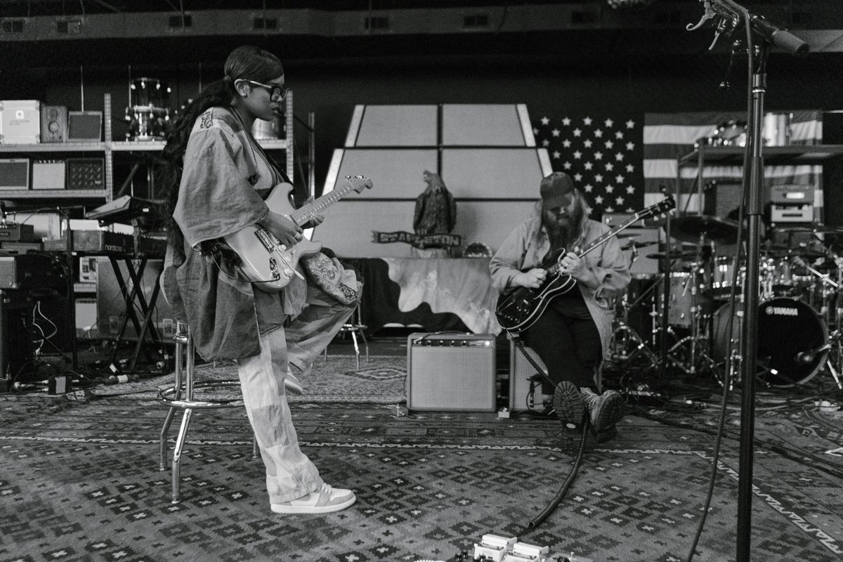 ChrisStapleton's tweet image. H.E.R. is without a doubt one of the greatest singer/ songwriter/ guitar players on the planet earth. Fact.