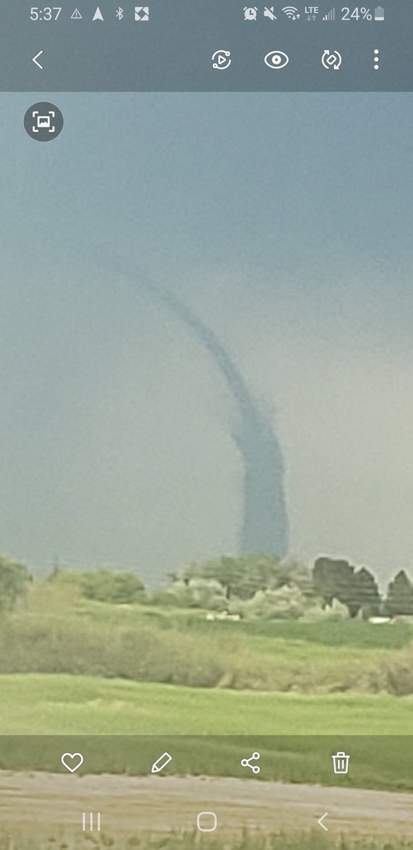 SUNFLOWERTTV's tweet photo. Just your average drive home from work... #coloradotornado https://t.co/GzJqB0xdxW