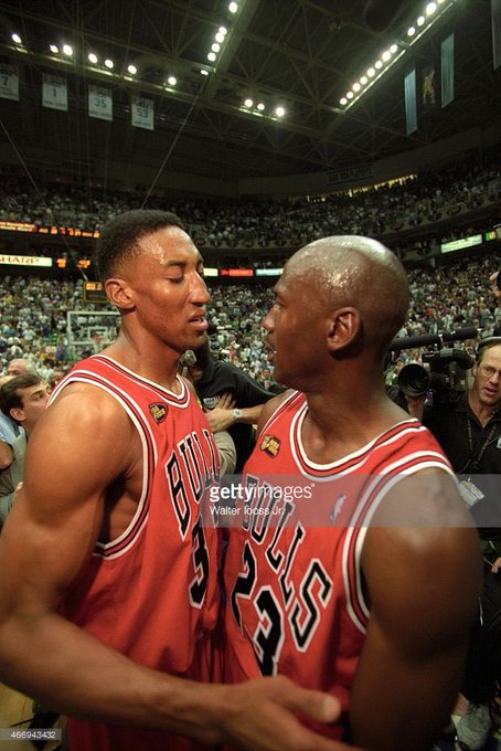 FatimaR31848618's tweet image. Nice moment ❤️🤗 #MichaelJordan 🐐 @ScottiePippen #GreatDuo #Legends #Brothers ❤️ @chicagobulls @Jumpman23 !!