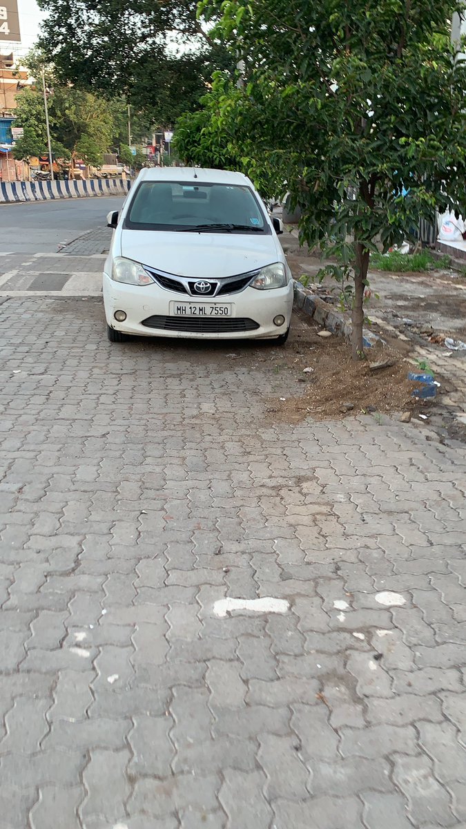 @PuneCityTraffic @TrafficSahayak  parking on no parking areanear silver point shop Baner gaon main Baner road