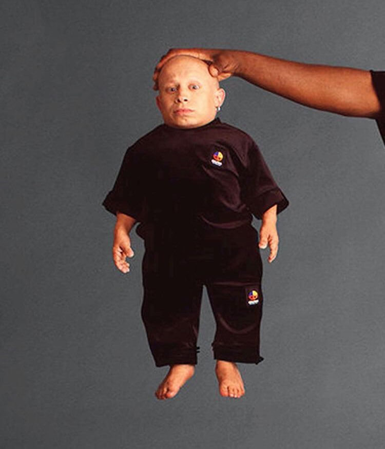 GalleryLakers's tweet photo. Shaq segurando o Mini mim 😂😂😂 https://t.co/z5VXfRQeDM