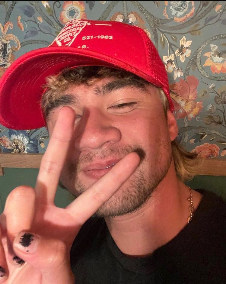 SLIPAWAYCAL's tweet photo. 5sos stans rn: https://t.co/Kbs9BKi3DG