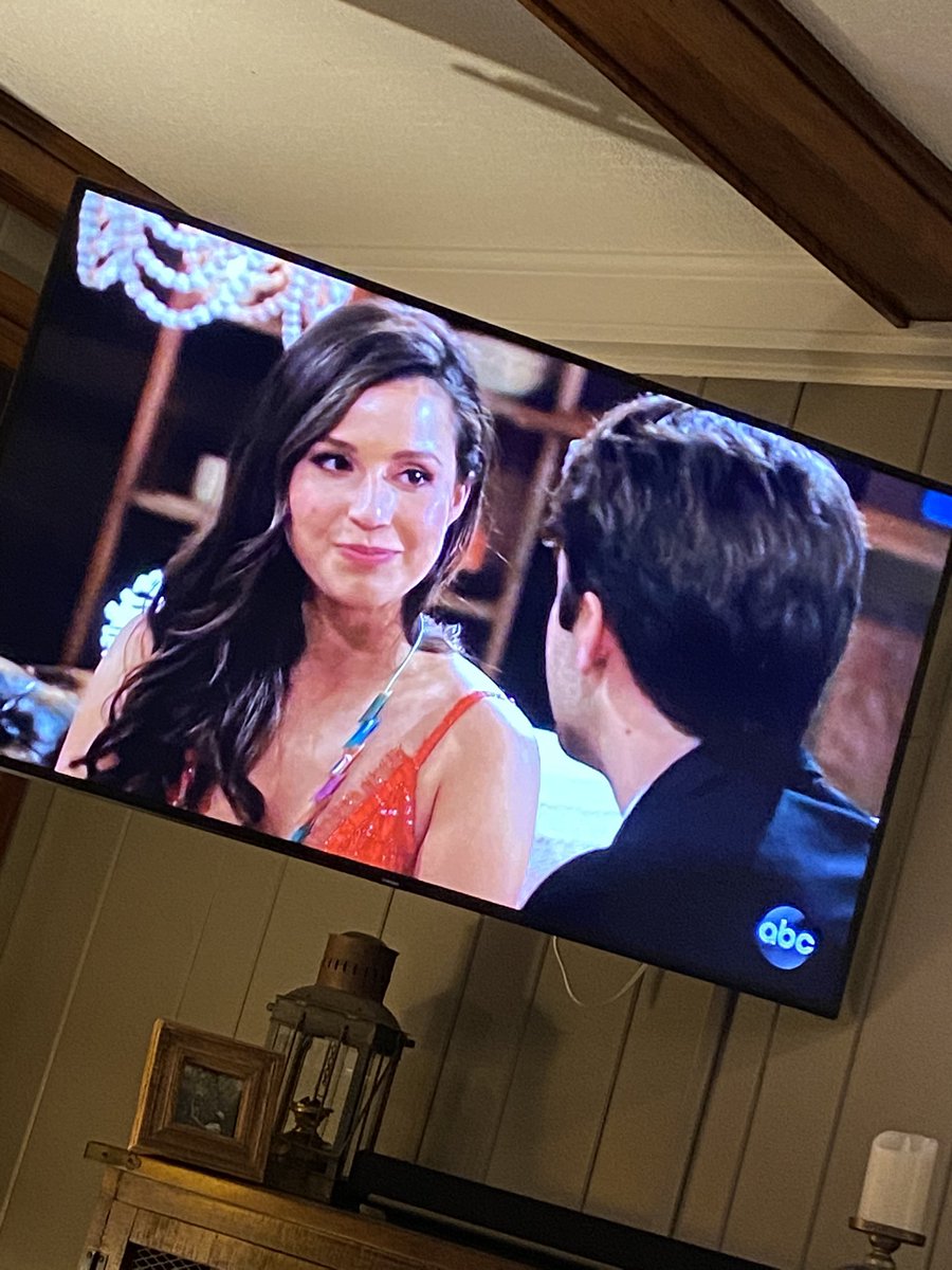 ambapambaa's tweet photo. “It’s not real gold.. it’s pasta.” line of the night. #bachelorette https://t.co/UA3mNwmVPz