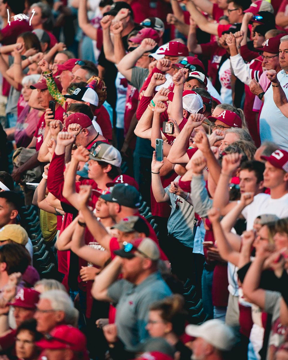 RazorbackBSB's tweet photo. 🗣️ BALL 10! BALL 10! https://t.co/6MOkJgik7C