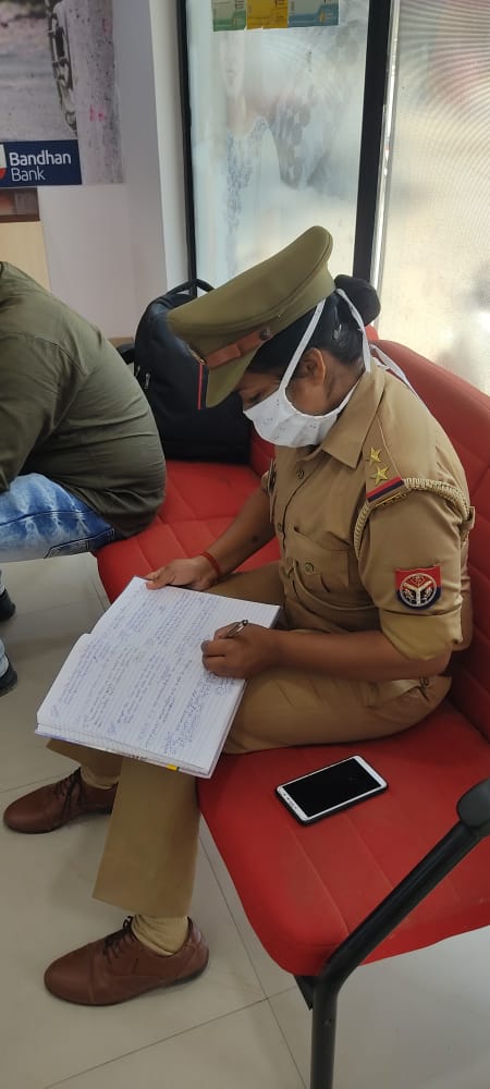 MKotwali's tweet photo. पुलिस अधीक्षक बस्ती श्री आशीष श्रीवास्तव के निर्देश के क्रम में प्रभारी निरीक्षक श्री मनोज कुमार त्रिपाठी के नेतृत्व में थाना क्षेत्र के विभिन्न बैंकों को सघनता से चेक करती महिला उपनिरीक्षक श्रीमती संजू यादव
@Uppolice 
@bastipolice 
@spbastiprcell 
@digbasti
@AdgGkr https://t.co/Tve3fw7NJy