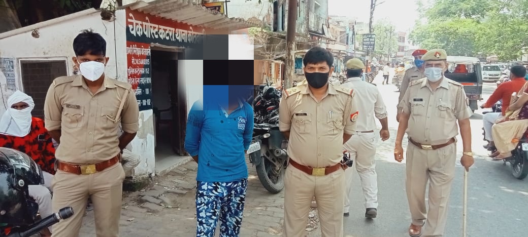 MKotwali's tweet photo. #BastiPolice पुलिस अधीक्षक महोदय श्री आशीष श्रीवास्तव के निर्देश के क्रम में थाना कोतवाली जनपद बस्ती में संपत्ति संबंधित अपराधियों का सत्यापन करते हुए उप निरीक्षक श्री जनार्दन प्रसाद चौकी प्रभारी बड़ेवन
@Uppolice 
@bastipolice 
@spbastiprcell 
@digbasti 
@AdgGkr https://t.co/LtOEfJCLP2